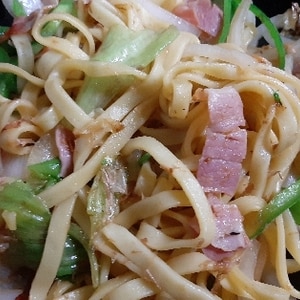 ベーコン・玉葱・レタスの和風パスタ